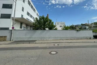 Graffiti-Event mit Kindern an Abrisswand in Stuttgart-Feuerbach. Gemeinsam mit KMR und mobiler Jugendarbeit kreativ vor dem Abriss aktiv.