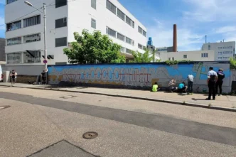 Graffiti-Event mit Kindern an Abrisswand in Stuttgart-Feuerbach. Gemeinsam mit KMR und mobiler Jugendarbeit kreativ vor dem Abriss aktiv.