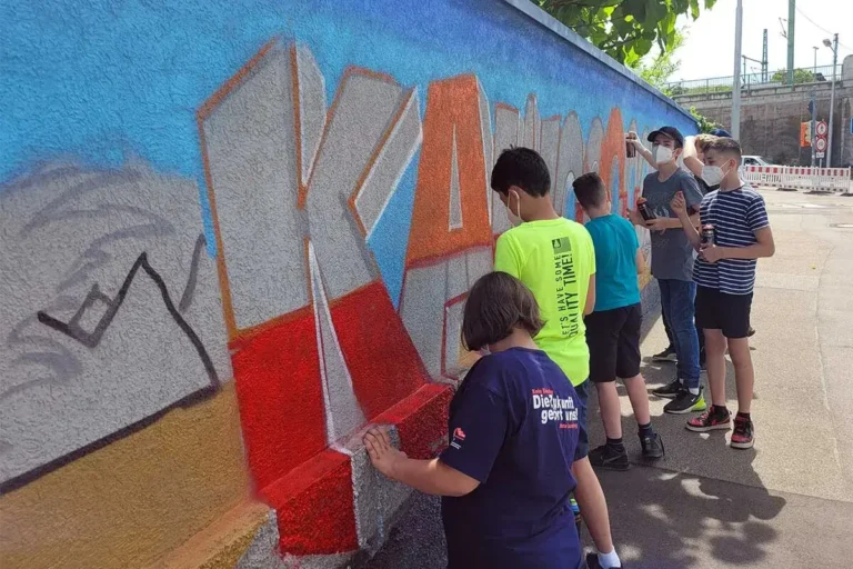 Graffiti-Event mit Kindern an Abrisswand in Stuttgart-Feuerbach. Gemeinsam mit KMR und mobiler Jugendarbeit kreativ vor dem Abriss aktiv.