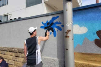 Graffiti-Event mit Kindern an Abrisswand in Stuttgart-Feuerbach. Gemeinsam mit KMR und mobiler Jugendarbeit kreativ vor dem Abriss aktiv.