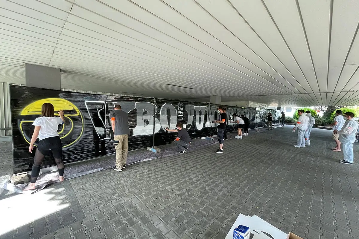 Graffiti Firmenevent mit den Junior Unternehmern des WBO Verbands in Böblingen: Kreatives Teambuilding mit Spraydosen, Schriftzug und Leinwänden.