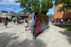 Beim diesjährigen Bürgerfest West haben wir in Zusammenarbeit mit dem Jugendhaus West Stuttgart eine Graffiti Mitmachmalaktion angeboten.