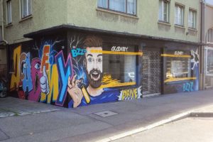 Für die Akademie Fahrschule Drive im Stuttgarter Osten, haben wir die Fassade mit einem farbenfrohen Graffiti gestaltet.