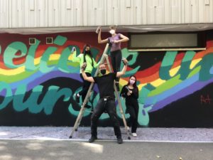 Zusammen mit 14 Schülern der Eberhard-Ludwig-Schule aus Ludwigsburg haben wir gleich drei Wände ihres Schulgebäudes mit einem farbenfrohen Graffiti verschönert.