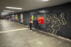 Der Just Spray – Graffiti Action Day “Oktober 2022” war mal wieder ein richtig kreativerer Tag! Zusammen haben wir einfach nur mal Graffiti gesprüht! Teilnahmen am Kurs konnte jeder zwischen 10 bis 100 Jahren.