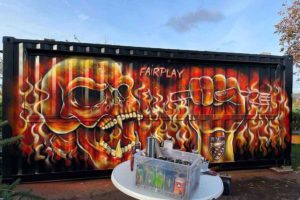 Für die Sportgaststätte Fairplay aus Kernen im Remstal, haben wir den imbisscontainer mit einem höllisch guten Graffiti gestaltet.