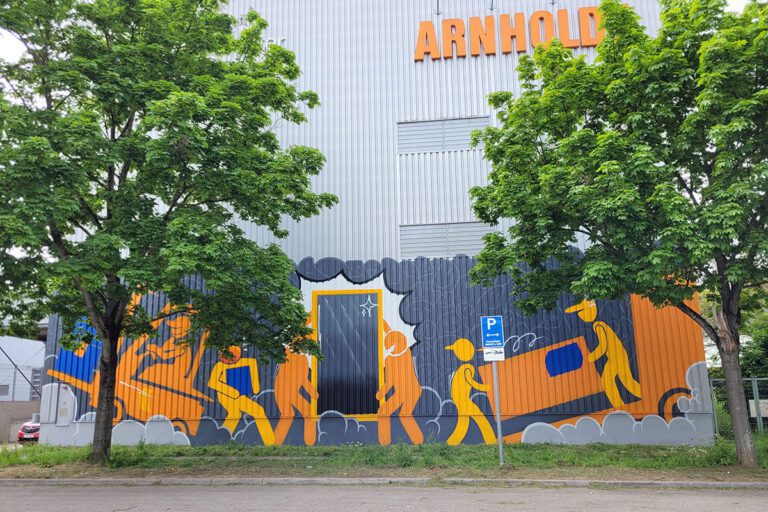 Die Spedition Arnholdt & Sohn GmbH hat ihre Fassade in der Mittnachtstraße in Stuttgart neu gestalten lassen – ein beeindruckendes Kunstwerk mitten in der Stadt.