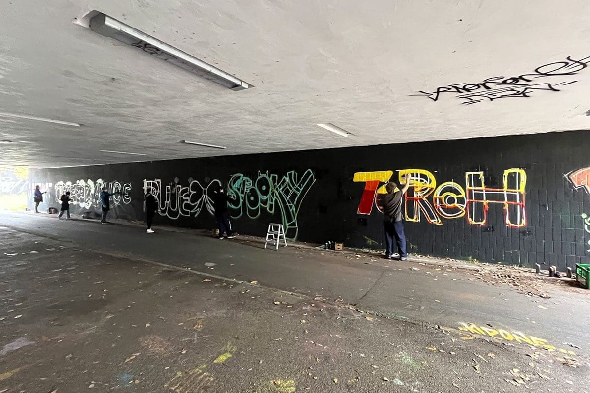 Unser erster Graffiti-Workshop in Mannheim mit der Abendakademie war ein kreatives Highlight!“ Theorie und Praxis kamen zusammen, und die Teilnehmer gestalteten ihre eigenen Kunstwerke in der Hall of Fame.