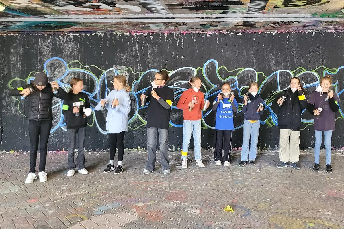 Feiere mit uns einen besonderen Graffiti-Geburtstag in Stuttgart! Lara und ihre Freunde erschufen in der Hall of Fame ihr eigenes Kunstwerk – kreativ und bunt!