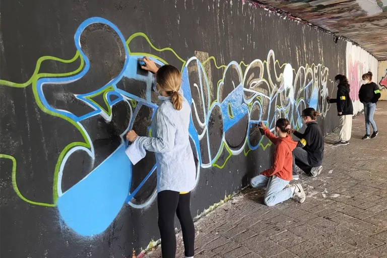 Feiere mit uns einen besonderen Graffiti-Geburtstag in Stuttgart! Lara und ihre Freunde erschufen in der Hall of Fame ihr eigenes Kunstwerk – kreativ und bunt!
