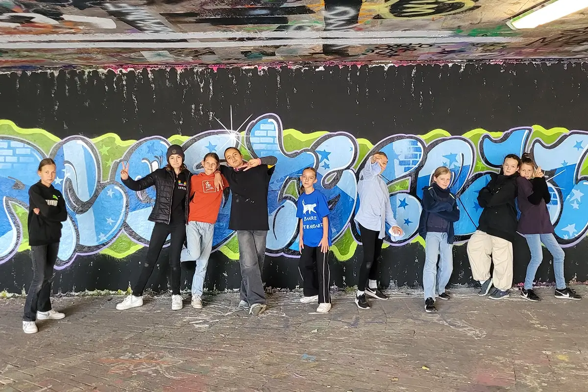 Feiere mit uns einen besonderen Graffiti-Geburtstag in Stuttgart! Lara und ihre Freunde erschufen in der Hall of Fame ihr eigenes Kunstwerk – kreativ und bunt!