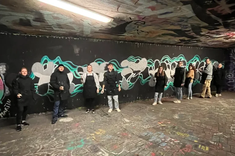 Azubis der Schlegel GmbH erleben bei einem Graffiti Azubi Event in Bad Cannstatt ein kreatives Teambuilding-Event mit beeindruckendem Ergebnis.