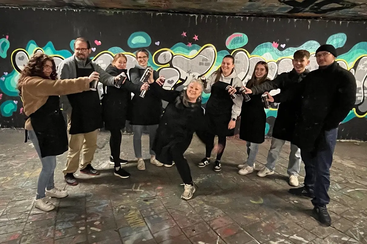 Azubis der Schlegel GmbH erleben bei einem Graffiti-Workshop in Bad Cannstatt ein kreatives Teambuilding-Event mit beeindruckendem Ergebnis.