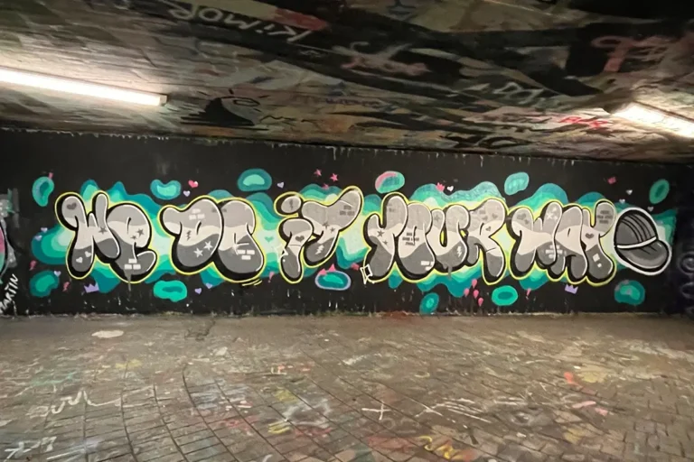 Azubis der Schlegel GmbH erleben bei einem Graffiti Azubi Event in Bad Cannstatt ein kreatives Teambuilding-Event mit beeindruckendem Ergebnis.