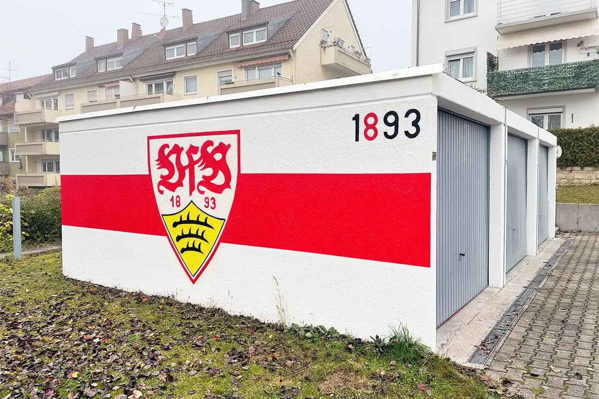 In Stuttgart-Bad Cannstatt durften wir das VfB Logo als Graffiti auf einer Garage gestalten. Mit den Vereinsfarben und einer präzisen Ausführung wurde die Wand zu einem echten Hingucker. Lesen Sie, wie die Graffiti Fassadengestaltung für einen echten Fan entstand