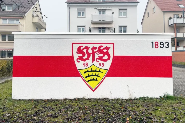 In Stuttgart-Bad Cannstatt durften wir das VfB Logo als Graffiti auf einer Garage gestalten. Mit den Vereinsfarben und einer präzisen Ausführung wurde die Wand zu einem echten Hingucker. Lesen Sie, wie die Graffiti Fassadengestaltung für einen echten Fan entstand