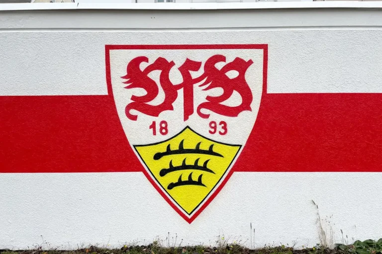In Stuttgart-Bad Cannstatt durften wir das VfB Logo als Graffiti auf einer Garage gestalten. Mit den Vereinsfarben und einer präzisen Ausführung wurde die Wand zu einem echten Hingucker. Lesen Sie, wie die Graffiti Fassadengestaltung für einen echten Fan entstand