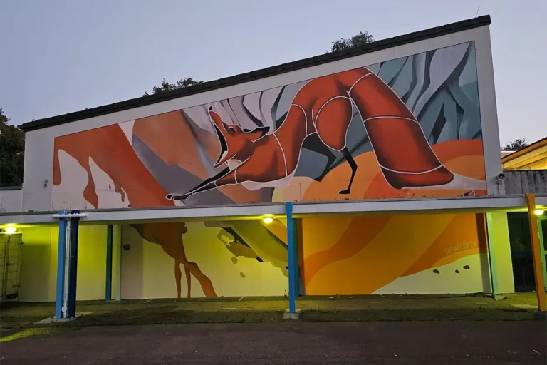 Wir freuen uns, Ihnen ein spannendes Projekt vorzustellen, bei dem die Turnhallenfassade der Gemeinschaftsschule Weilimdorf in ein farbenfrohes Kunstwerk verwandelt wird.