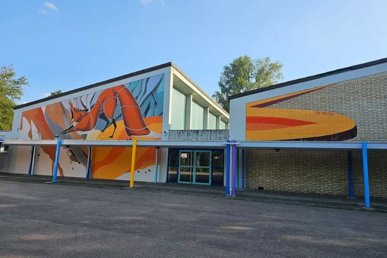 Wir freuen uns, Ihnen ein spannendes Projekt vorzustellen, bei dem die Turnhallenfassade der Gemeinschaftsschule Weilimdorf in ein farbenfrohes Kunstwerk verwandelt wird.