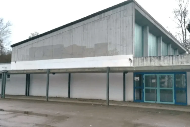 Wir freuen uns, Ihnen ein spannendes Projekt vorzustellen, bei dem die Turnhallenfassade der Gemeinschaftsschule Weilimdorf in ein farbenfrohes Kunstwerk verwandelt wird.