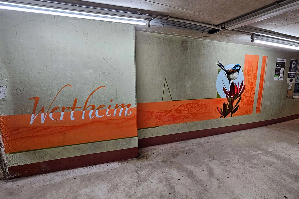 Graffiti-Kunst bringt Farbe in die Wertheimer Tiefgarage. Mit Tiermotiven und grafischen Elementen wird der Weg zur Altstadt zum Erlebnis.