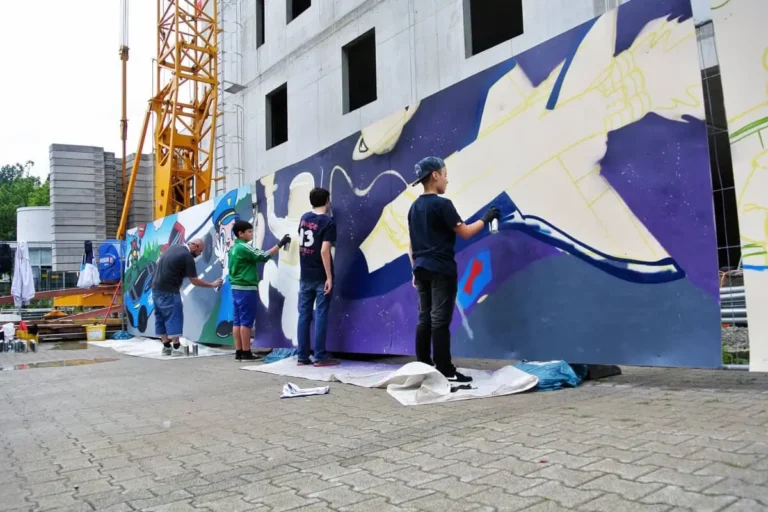 Beim DLR-Sommerfest 2014 begeisterte Graffiti Stuttgart Groß und Klein mit einer kreativen Mitmachaktion rund um das Thema „Zukunftswege“.