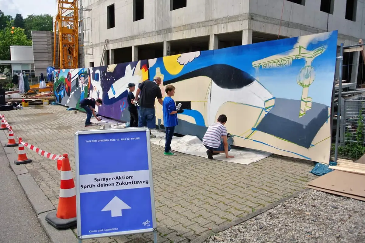 Beim DLR-Sommerfest 2014 begeisterte Graffiti Stuttgart Groß und Klein mit einer kreativen Mitmachaktion rund um das Thema „Zukunftswege“.