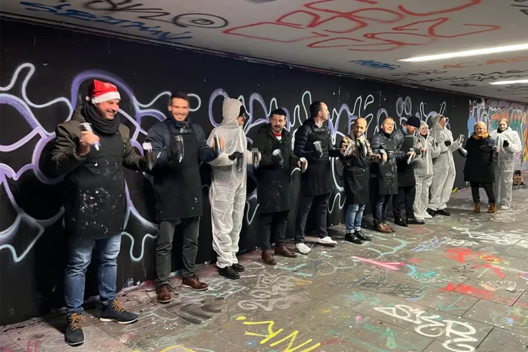 Erfahren Sie, wie Accenture bei ihrer Weihnachtsfeier in Stuttgart einen kreativen Graffiti-Workshop genoss. Teamspaß, Glühwein und Kunst an der Hall of Fame.