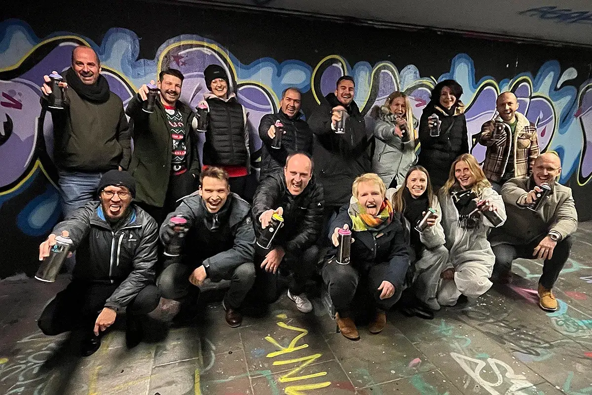 Erfahren Sie, wie Accenture bei ihrer Weihnachtsfeier in Stuttgart einen kreativen Graffiti-Workshop genoss. Teamspaß, Glühwein und Kunst an der Hall of Fame.