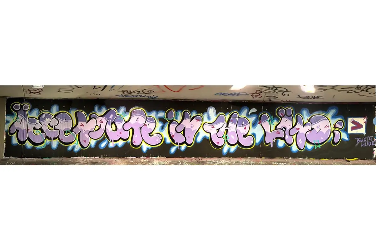 Erfahren Sie, wie Accenture bei ihrer Weihnachtsfeier in Stuttgart einen kreativen Graffiti-Workshop genoss. Teamspaß, Glühwein und Kunst an der Hall of Fame.