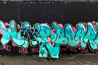 Kind zeigt stolz bemalte Leinwand beim Graffiti-Geburtstag in Stuttgart