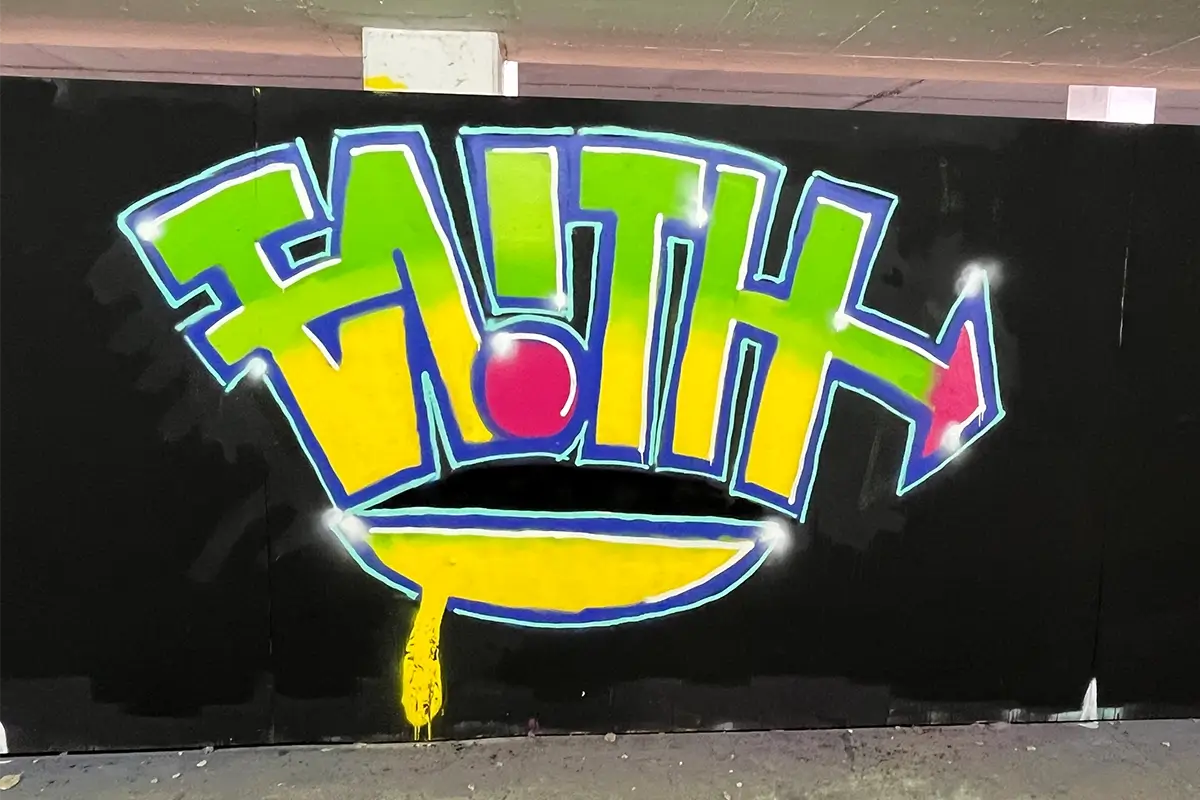 Erfahre wie wir unseren VHS Graffiti-Kurs mit dem Just Spray Schnupperkurs kombiniert haben – eine perfekte Mischung aus Theorie & Praxis für Anfänger.