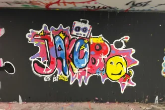 Beim Just Spray Graffiti Schnupperkurs in Stuttgart entstehen echte Graffitis – ohne Vorkenntnisse, mit Profi-Coaching an der Hall of Fame Bad Cannstatt.