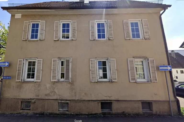 Graffiti-Künstler Chris vor der fertigen Fassadengestaltung an der Julius-Leber-Straße in Aalen