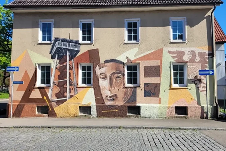 Graffiti-Wandbild mit dem Schriftzug AALEN und Stadtmotiven an der Fassade Julius-Leber-Straße in Aalen