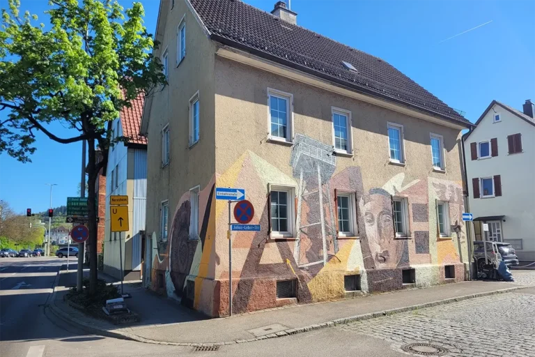 Graffiti-Wandbild mit dem Schriftzug AALEN und Stadtmotiven an der Fassade Julius-Leber-Straße in Aalen