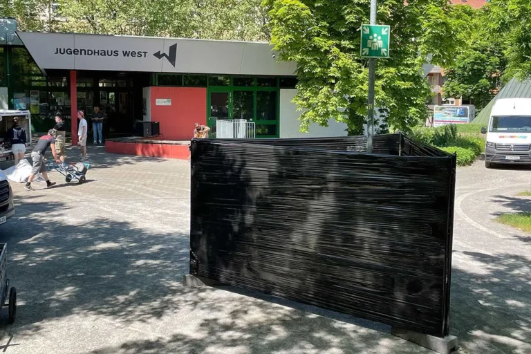 Schwarz verkleidete mobile Graffiti-Wand vor dem Jugendhaus West in Stuttgart vor Aktionsbeginn