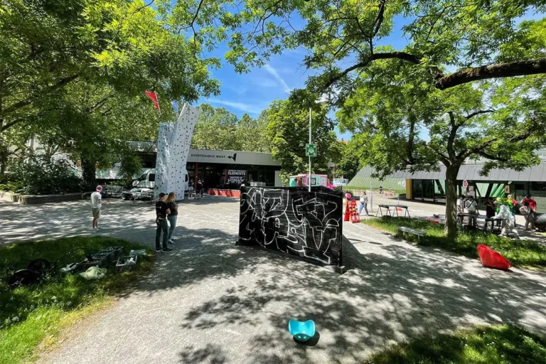 Schwarz verkleidete mobile Graffiti-Wand vor dem Jugendhaus West in Stuttgart vor Aktionsbeginn