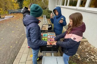 Zusammen mit Christian vom Kinder- und Jugendreferat Neuenstein haben wir mit einer Schulgruppe zwei Tage lang gesprüht. Von der ersten Skizze bis zum fertigen Schriftzug „free like a bird" mit Adlerkopf – und einer riesigen Flügel-Fotowand für Selfies. Die Platten hängen jetzt im Jugendraum.