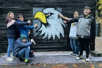 Zusammen mit Christian vom Kinder- und Jugendreferat Neuenstein haben wir mit einer Schulgruppe zwei Tage lang gesprüht. Von der ersten Skizze bis zum fertigen Schriftzug „free like a bird" mit Adlerkopf – und einer riesigen Flügel-Fotowand für Selfies. Die Platten hängen jetzt im Jugendraum.