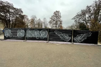 Zusammen mit Christian vom Kinder- und Jugendreferat Neuenstein haben wir mit einer Schulgruppe zwei Tage lang gesprüht. Von der ersten Skizze bis zum fertigen Schriftzug „free like a bird" mit Adlerkopf – und einer riesigen Flügel-Fotowand für Selfies. Die Platten hängen jetzt im Jugendraum.