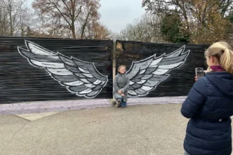 Zusammen mit Christian vom Kinder- und Jugendreferat Neuenstein haben wir mit einer Schulgruppe zwei Tage lang gesprüht. Von der ersten Skizze bis zum fertigen Schriftzug „free like a bird" mit Adlerkopf – und einer riesigen Flügel-Fotowand für Selfies. Die Platten hängen jetzt im Jugendraum.