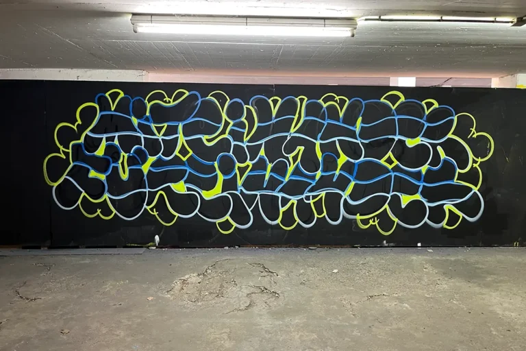 Graffiti-Schulausflug nach Stuttgart ist eine Jugendgruppe der Diakonie Enzkreis extra aus Mühlacker (Enzkreis) angereist. Elf Jugendliche, im Schnitt 14 Jahre alt, zusammen mit Daria Kraft von der Diakonie Enzkreis. Der Anlass war besonders: ein Anti-Mobbing-Projekt, für das die Gruppe bewusst einen positiven Satz an die Wand bringen wollte.