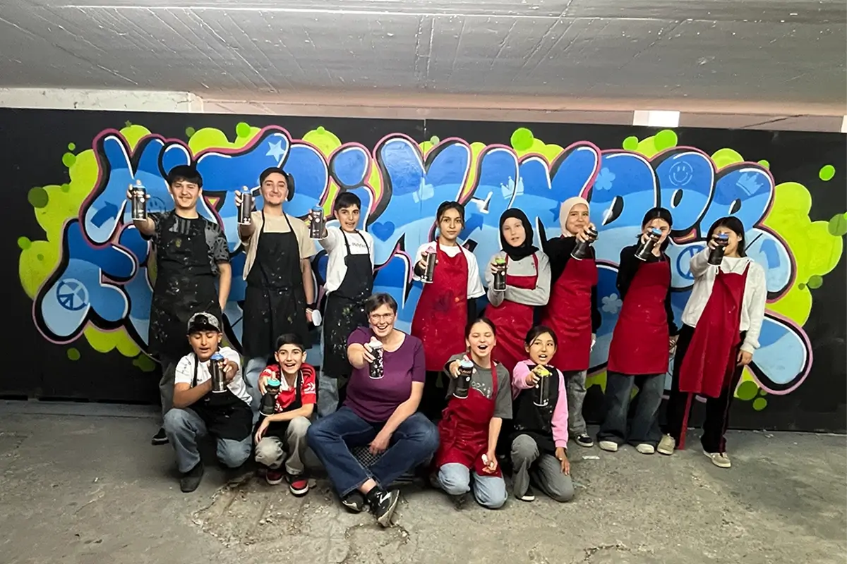Graffiti-Schulausflug nach Stuttgart ist eine Jugendgruppe der Diakonie Enzkreis extra aus Mühlacker (Enzkreis) angereist. Elf Jugendliche, im Schnitt 14 Jahre alt, zusammen mit Daria Kraft von der Diakonie Enzkreis. Der Anlass war besonders: ein Anti-Mobbing-Projekt, für das die Gruppe bewusst einen positiven Satz an die Wand bringen wollte.