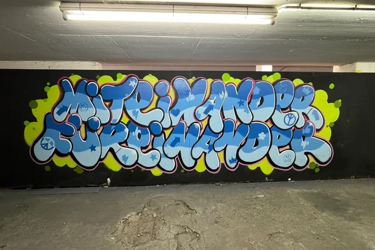 Graffiti-Schulausflug nach Stuttgart ist eine Jugendgruppe der Diakonie Enzkreis extra aus Mühlacker (Enzkreis) angereist. Elf Jugendliche, im Schnitt 14 Jahre alt, zusammen mit Daria Kraft von der Diakonie Enzkreis. Der Anlass war besonders: ein Anti-Mobbing-Projekt, für das die Gruppe bewusst einen positiven Satz an die Wand bringen wollte.
