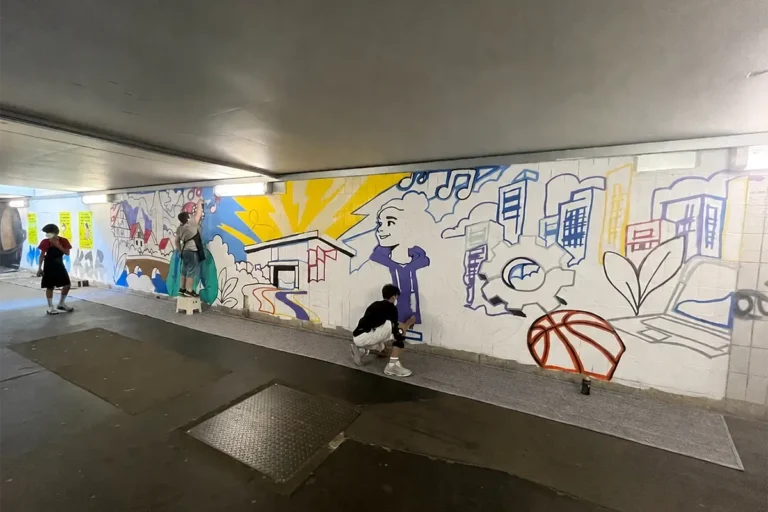 Elf Meter breites Graffiti-Jugendhausprojekt mit Jugendhaus Nexus in Esslingen-Oberesslingen