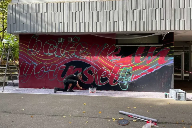 Bei unserem Graffiti-Schulprojekt in Ludwigsburg gestalteten 14 Schüler der Eberhard-Ludwig-Schule drei Wände mit dem Schriftzug „believe in yourself".