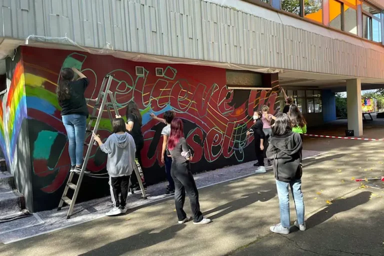 Bei unserem Graffiti-Schulprojekt in Ludwigsburg gestalteten 14 Schüler der Eberhard-Ludwig-Schule drei Wände mit dem Schriftzug „believe in yourself".