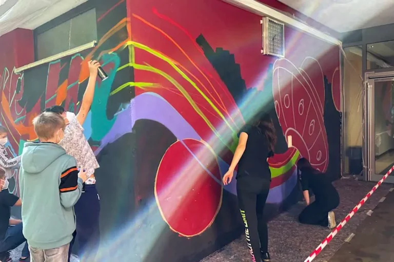 Bei unserem Graffiti-Schulprojekt in Ludwigsburg gestalteten 14 Schüler der Eberhard-Ludwig-Schule drei Wände mit dem Schriftzug „believe in yourself".