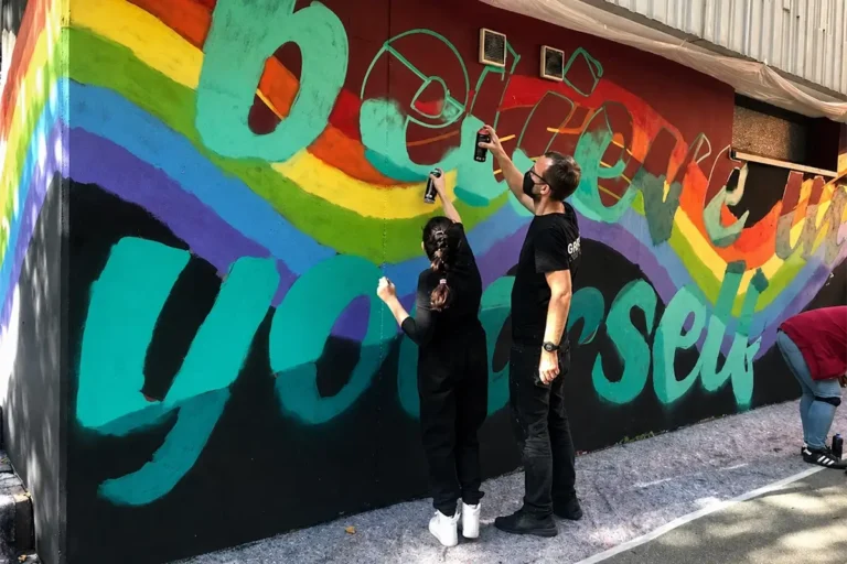 Bei unserem Graffiti-Schulprojekt in Ludwigsburg gestalteten 14 Schüler der Eberhard-Ludwig-Schule drei Wände mit dem Schriftzug „believe in yourself".